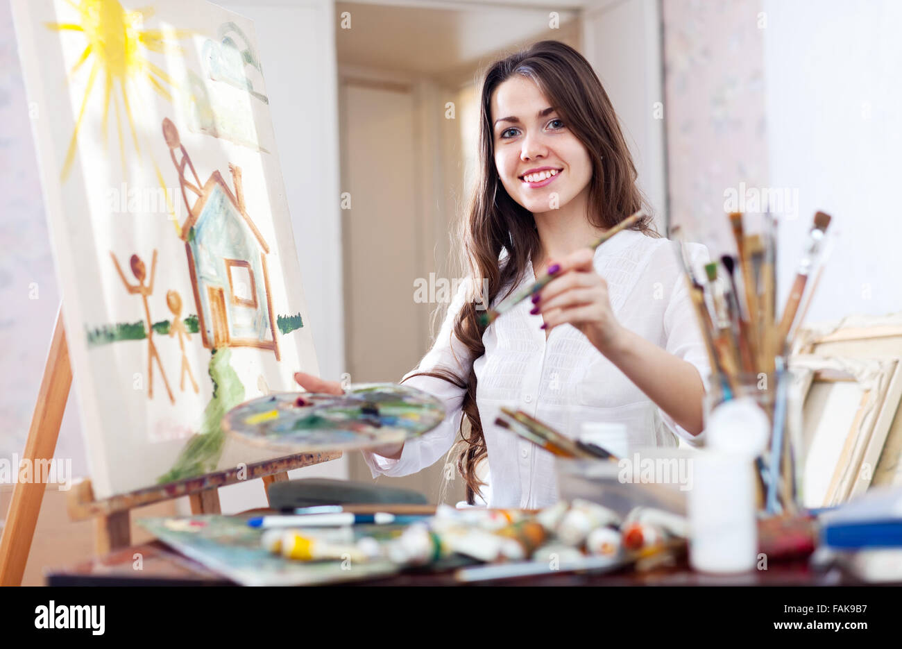 Giovane donna vernici casa dei sogni so Foto Stock