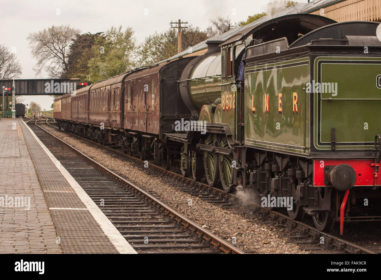 Treno a vapore presso la piattaforma in Cromer,Devon, Inghilterra,UK con insufflazione di vapore dal motore Foto Stock