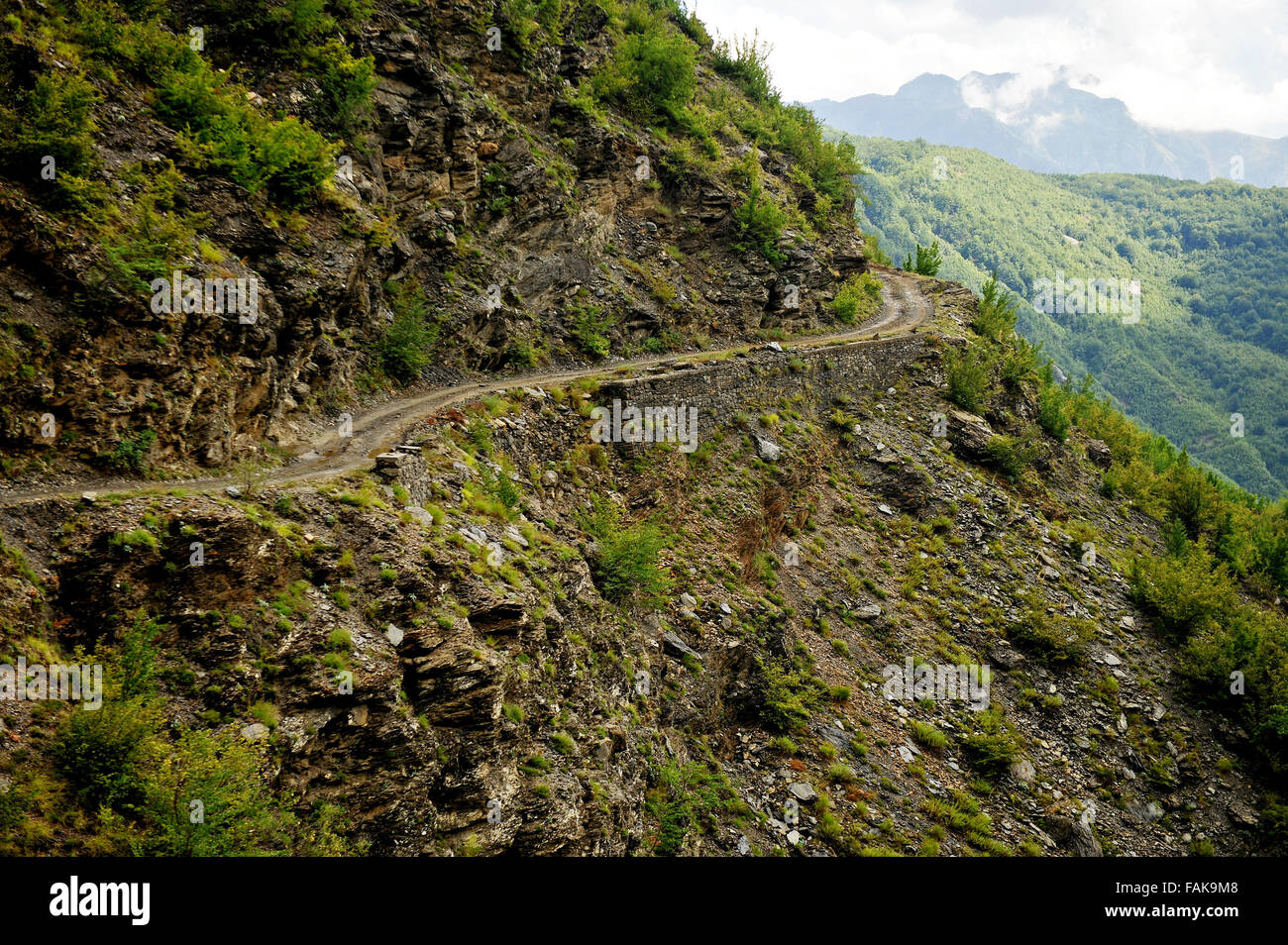 Montagna su strada sterrata con un bellissimo paesaggio in Theth, l'Albania settentrionale Foto Stock