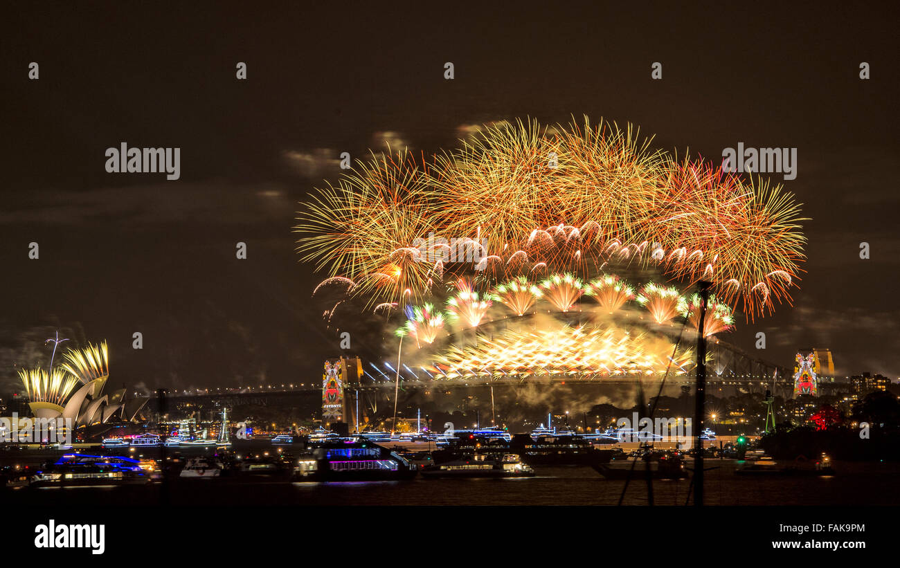 Sydney, Australia. 1a gen, 2016. La mezzanotte di Capodanno 2015-2016 fuochi d'artificio sul Ponte del Porto di Sydney. Credito: Simonito Tecson/Alamy Live News Foto Stock