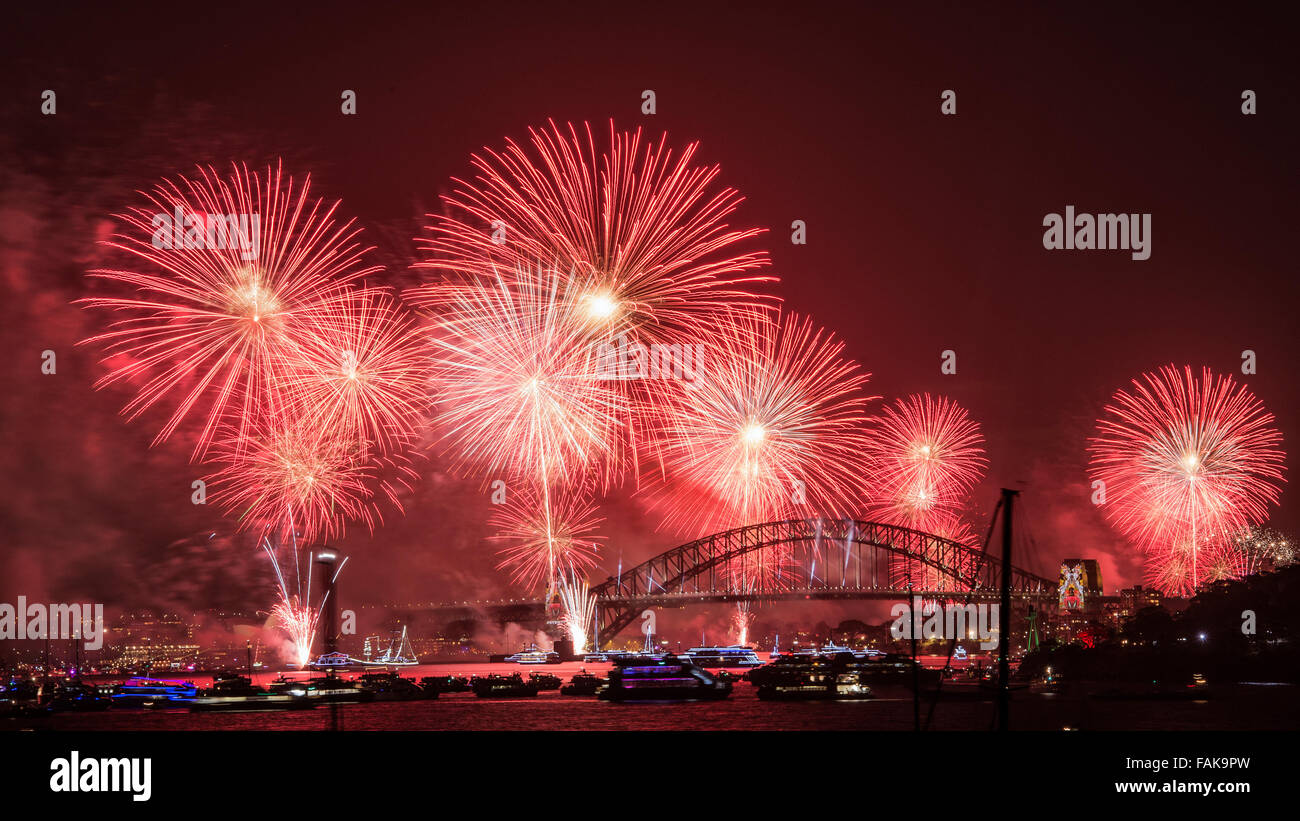 Sydney, Australia. 1a gen, 2016. La mezzanotte di Capodanno 2015-2016 fuochi d'artificio sul Ponte del Porto di Sydney. Credito: Simonito Tecson/Alamy Live News Foto Stock