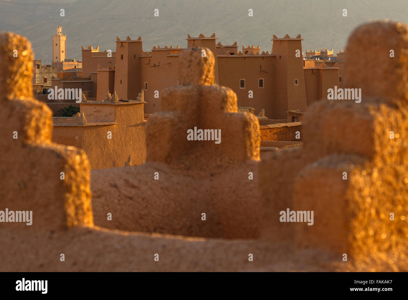 Kasbah e minareto. Nkob. Il Marocco. Il Nord Africa. Foto Stock