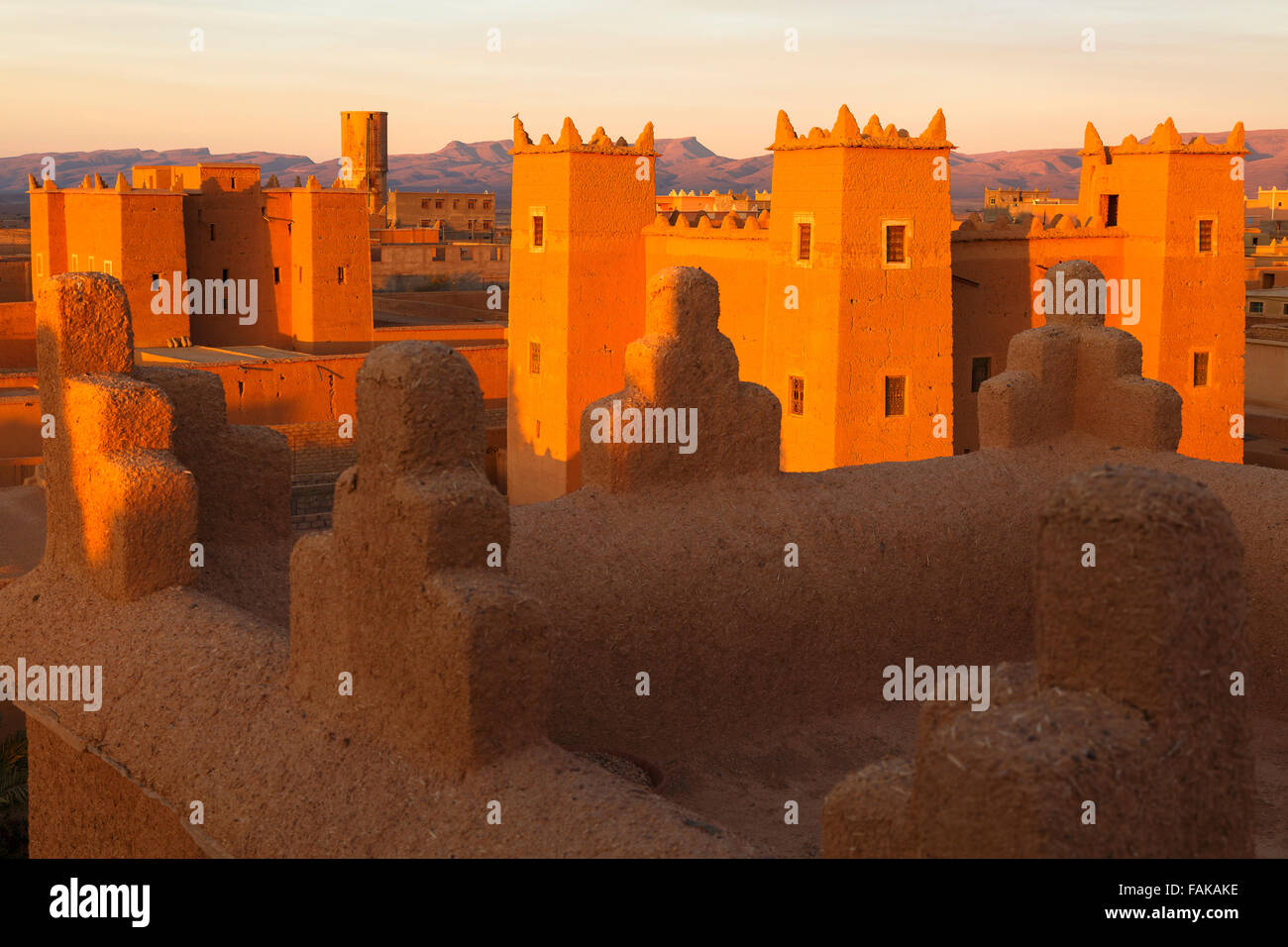 Kasbah e minareto. Nkob. Il Marocco. Il Nord Africa. Foto Stock