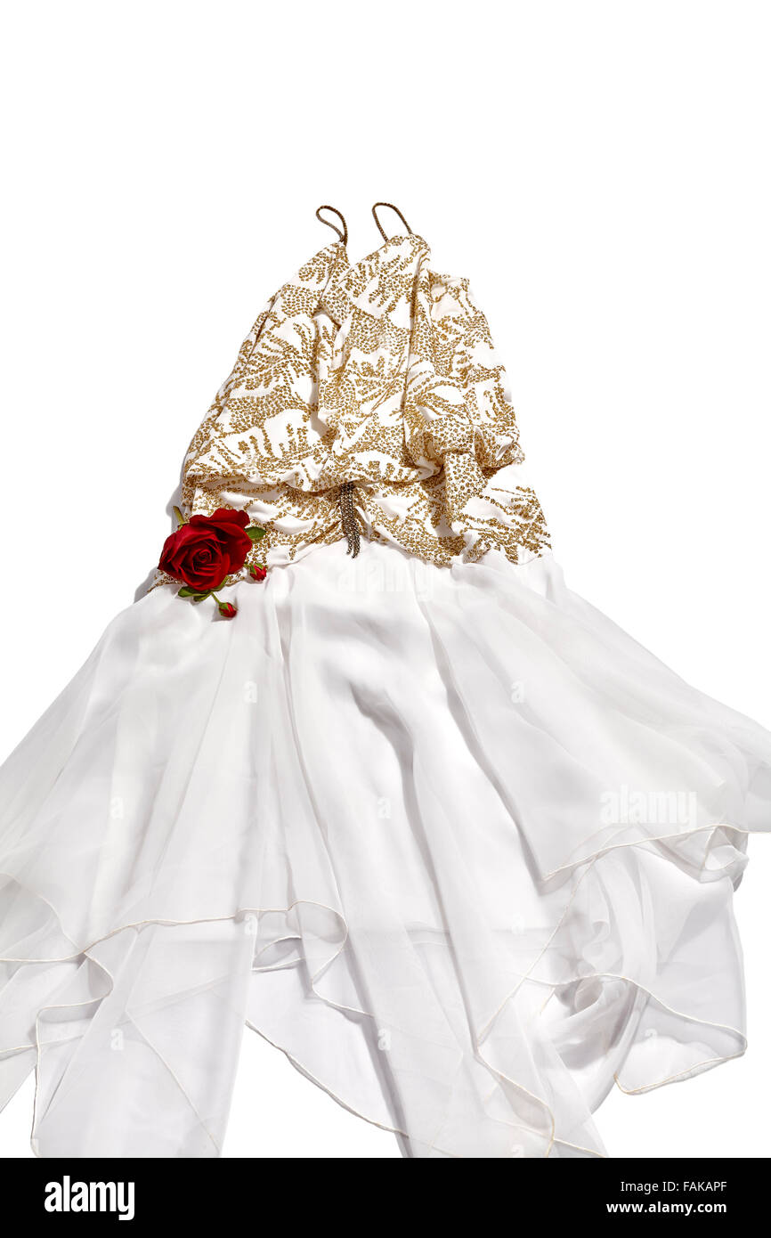 Donna del partito Abito con paillettes, strass e una rosa rossa isolato su bianco Foto Stock