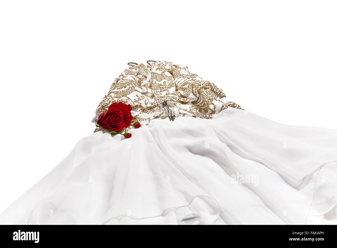 Donna di abito da sera con una rosa rossa, lustrini e strass isolato su bianco Foto Stock