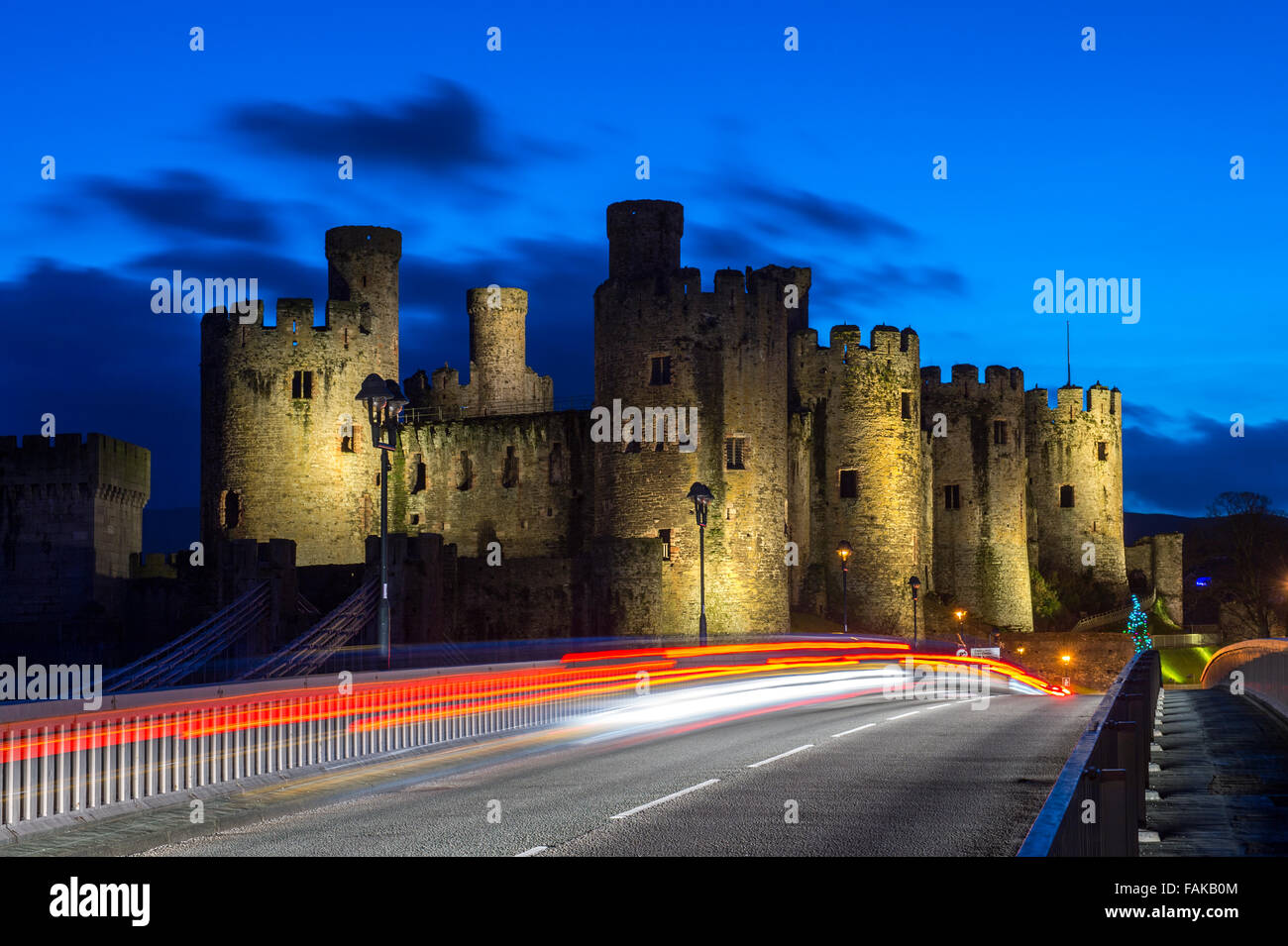 Conway Conwy Castle con percorsi di luce di notte, Gwynedd,north Wales, Regno Unito Foto Stock