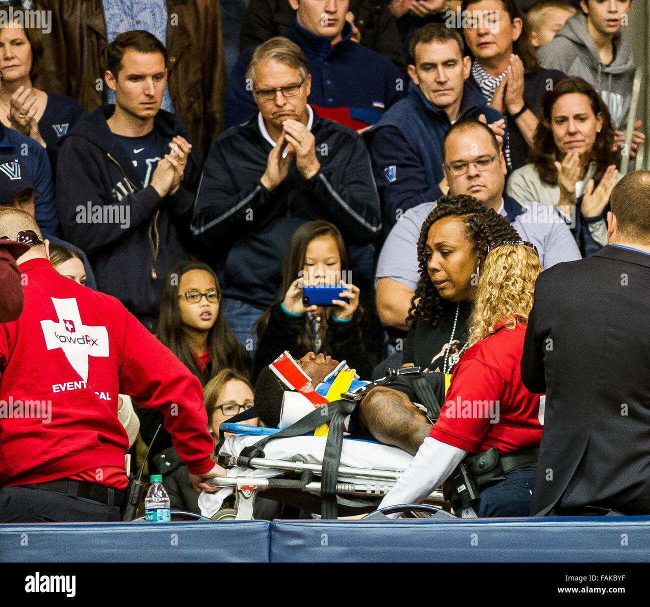 Villanova, Pennsylvania, USA. 31 Dic, 2015. Dicembre 31, 2015 : il personale medico a prendere Xavier Edmond Sumner della corte su una lavagna bianca dopo un primo semestre pregiudizio durante il NCAA basketball match tra il Saverio Moschettieri e Villanova Wildcats presso il padiglione a Villanova, Pensilvania il 31 dicembre 2015. Scott Serio/ESW/CSM/Alamy Live News Foto Stock