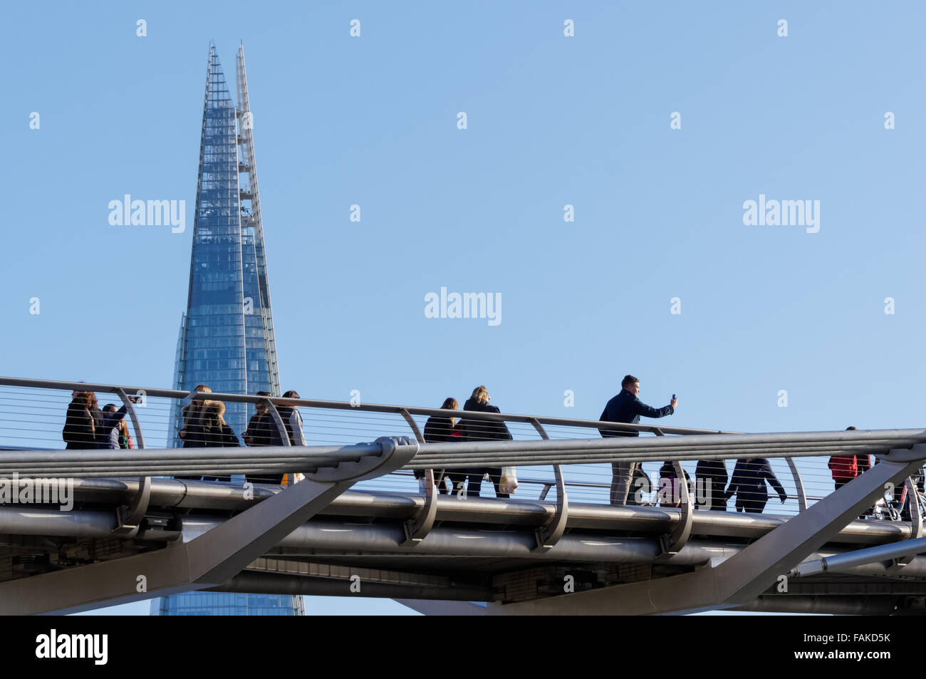Le persone che si godono la giornata soleggiata sul Millennium Bridge, Londra Inghilterra Regno Unito Regno Unito Foto Stock