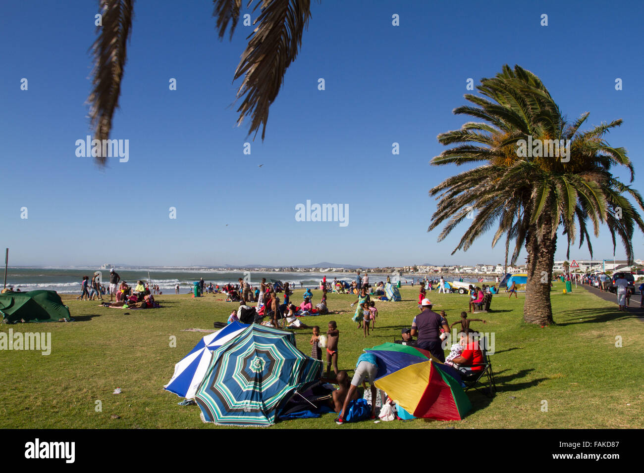 Popolo africano sulla spiaggia Melkbosstrand vicino a Città del Capo, Sud Africa Foto Stock