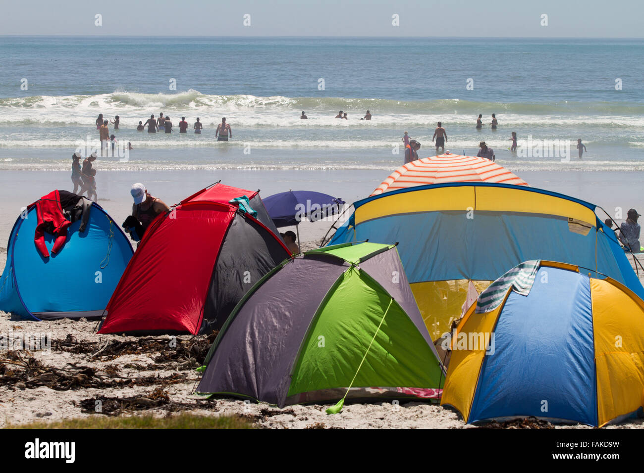 Popolo africano sulla spiaggia Melkbosstrand vicino a Città del Capo, Sud Africa Foto Stock