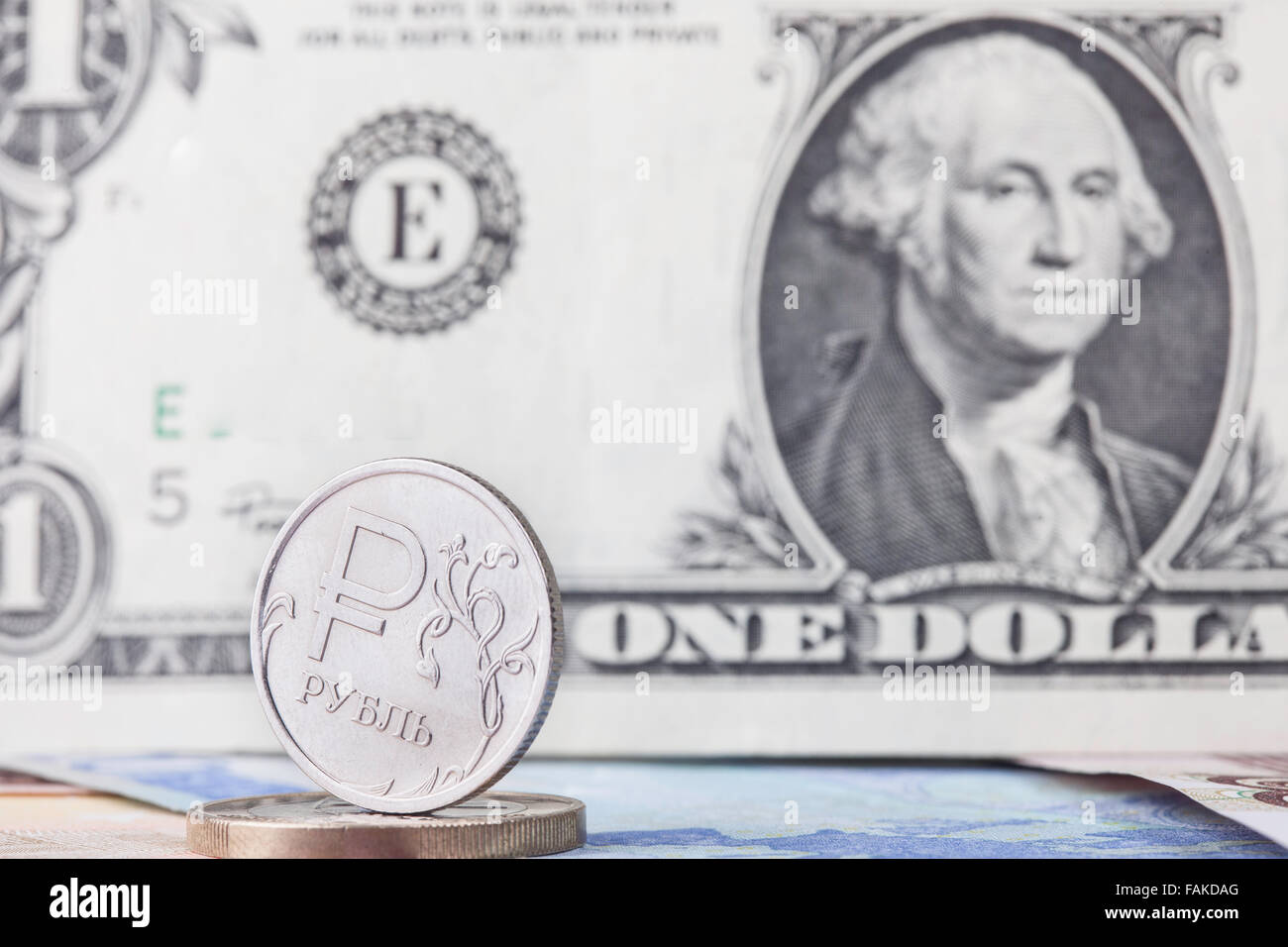 Moneta rublo sullo sfondo le fatture del dollaro ed euro Foto Stock