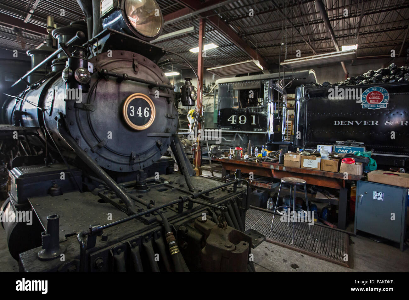 Golden, Colorado - locomotive a vapore in fase di restauro nel roundhouse presso la Colorado Railroad Museum. Foto Stock