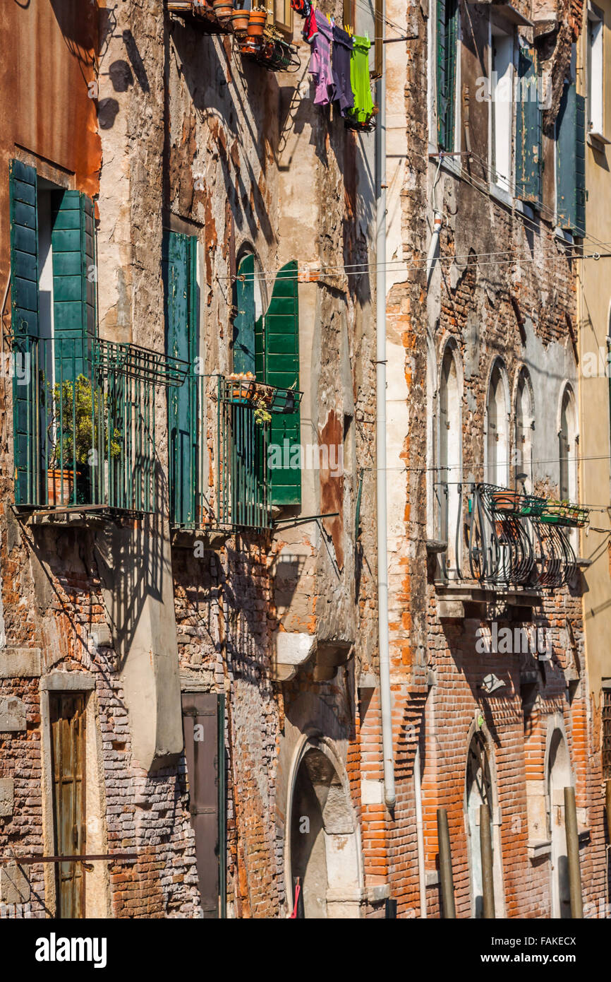 Edifici con veneziana tradizionale windows a Venezia, Italia Foto Stock