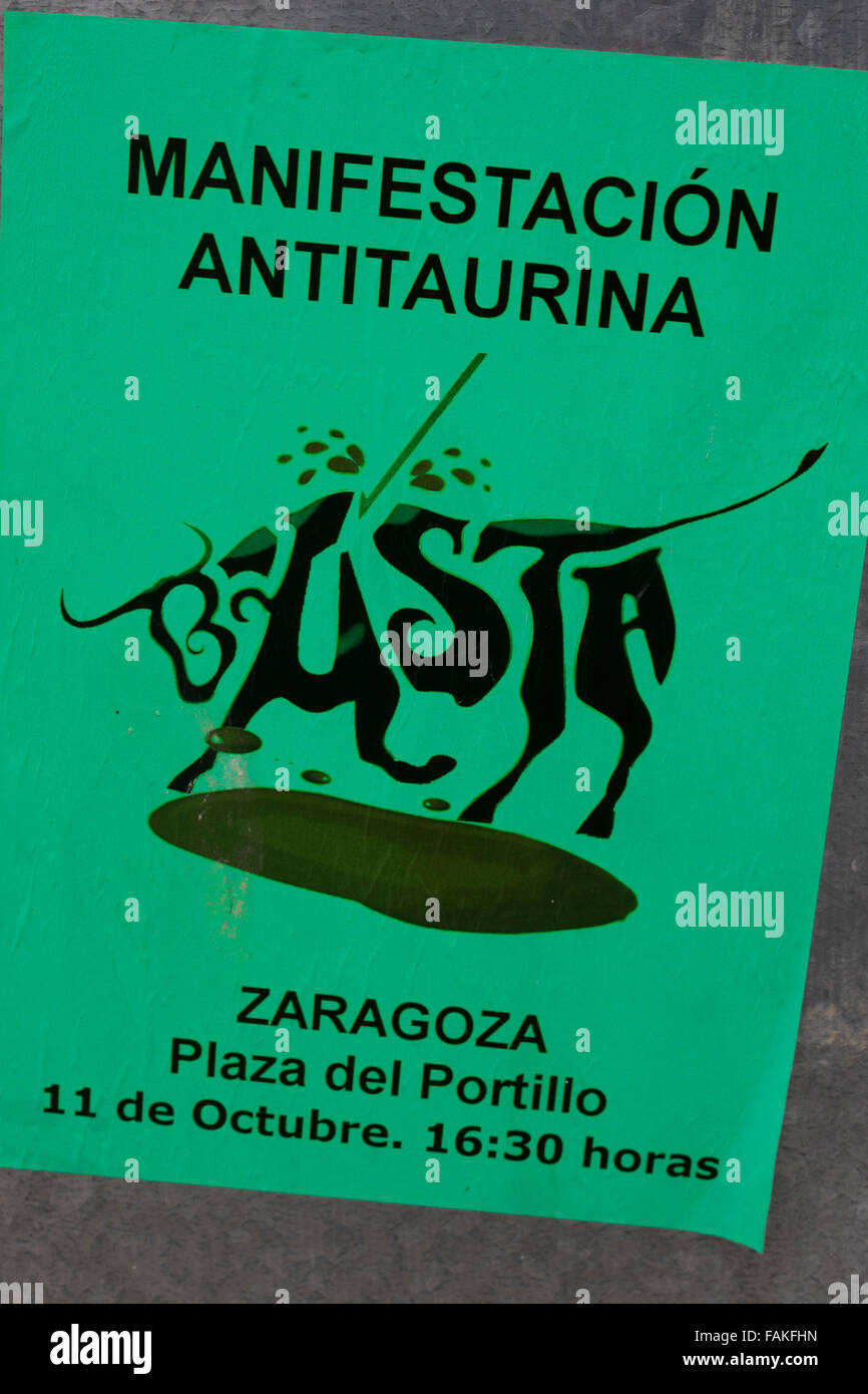 Un poster annuncia una protesta contro la corrida Foto Stock