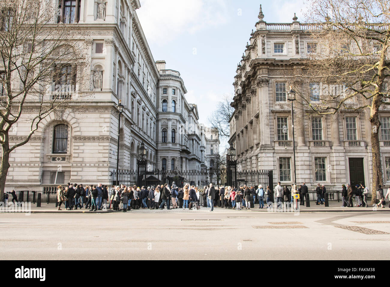 Folle di fronte alle porte del 10 Downing Street, la residenza del primo ministro, Londra, Inghilterra, Regno Unito Foto Stock