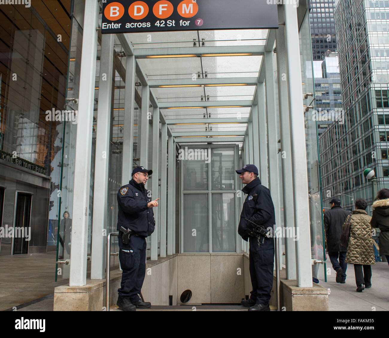 New York, Stati Uniti. 31 Dic, 2015. La lotta contro il terrorismo NYPD ufficiali stand al posto al di fuori del Sesto Avenue subway ingresso. Con un maggiore grado di sicurezza a causa della minaccia di un attacco terroristico come quelle di Parigi e di San Bernardino, preparazioni per New York City annuali di Times Square Veglione di Capodanno riflettono la città la volontà di mantenere la pubblica sicurezza in tale massa incontri pubblici. Credito: Albin Lohr-Jones/Pacific Press/Alamy Live News Foto Stock