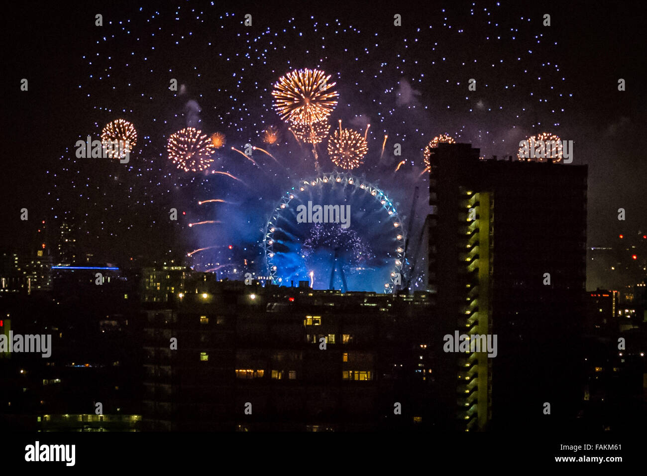 Londra, Regno Unito. 1a gen, 2016. Capodanno fuochi d'artificio su Londra e London Eye Credito: Guy Corbishley/Alamy Live News Foto Stock