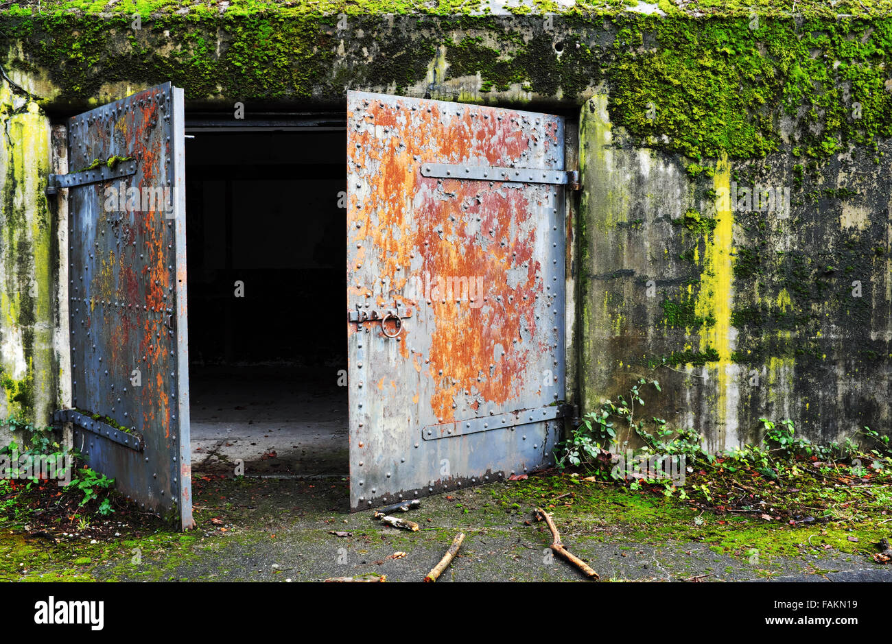 Aprire rusty sportello in acciaio al calcestruzzo tunnel bunker, artiglieria Hill, Fort Worden parco statale, Port Townsend, Washington, Stati Uniti d'America Foto Stock