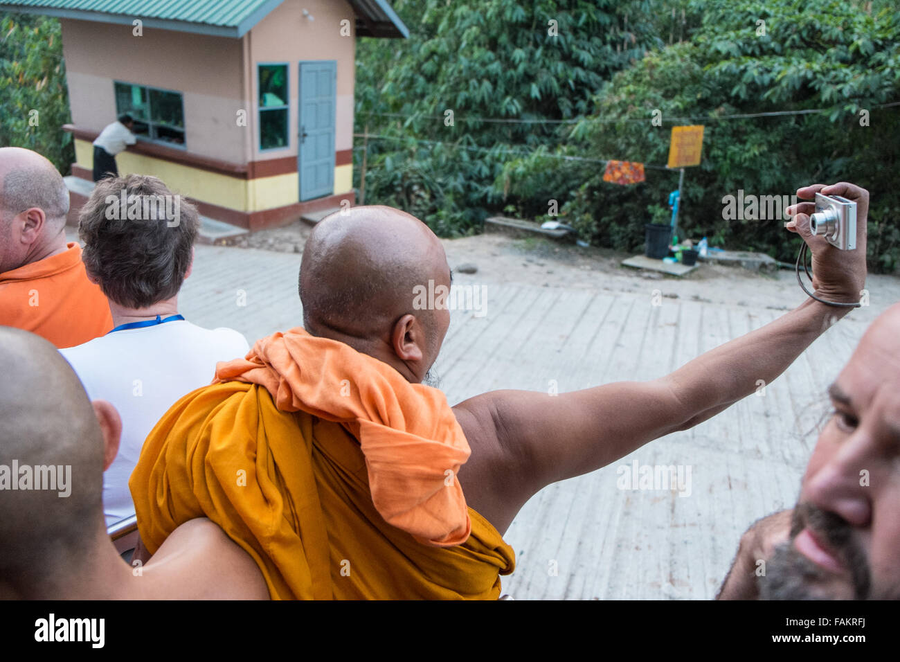 Golden,rock,Myanmar,Birmania,l'oro,Kyaitiyo,monaco buddista selfie fotocamera carrelli giapponese di prendere i turisti,monaci giù da gold rock.monaco selfie,fotografia, Foto Stock