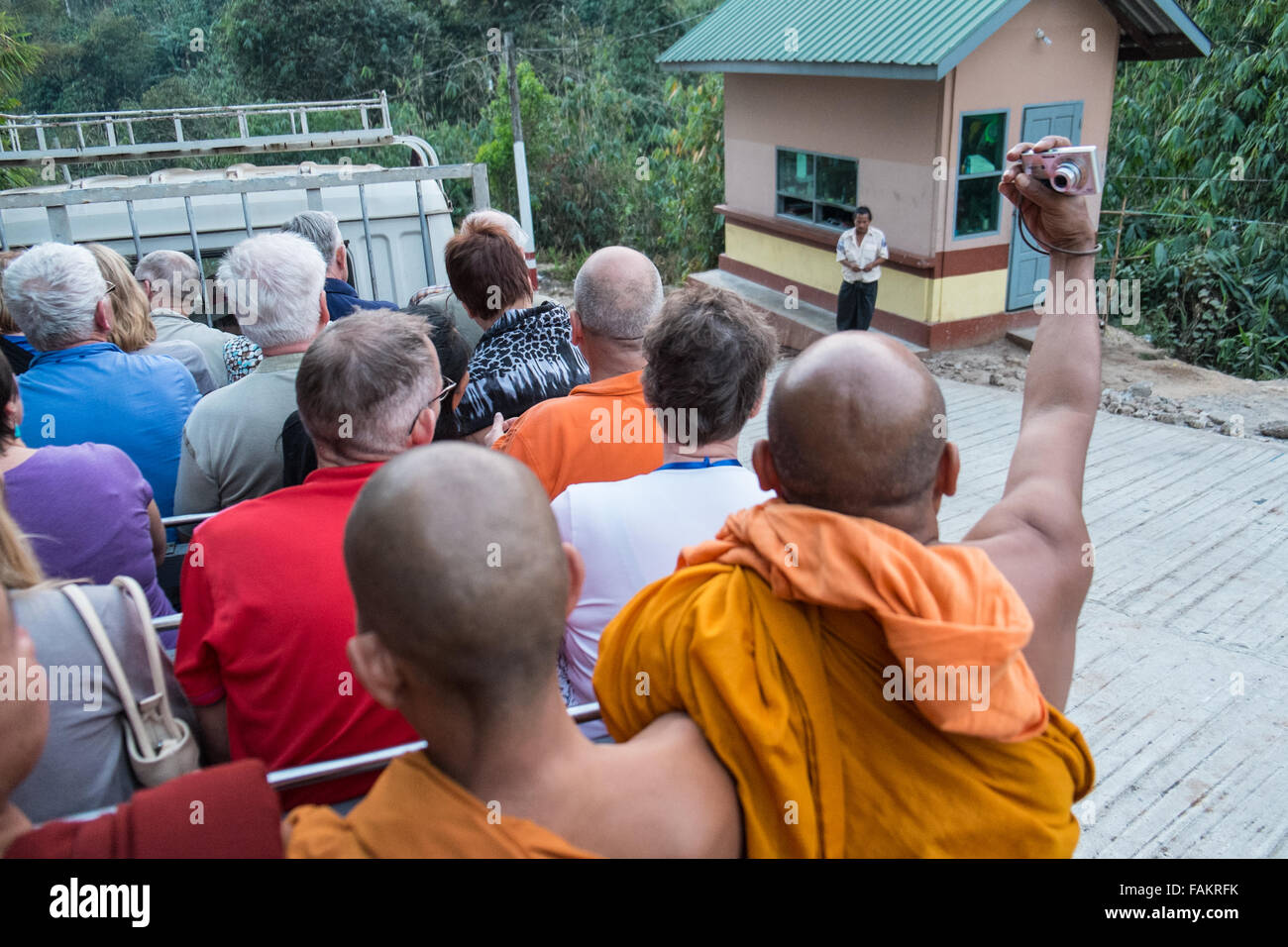 Golden,rock,Myanmar,Birmania,l'oro,Kyaitiyo,monaco buddista selfie fotocamera carrelli giapponese di prendere i turisti,monaci giù dalla roccia d'oro. Foto Stock