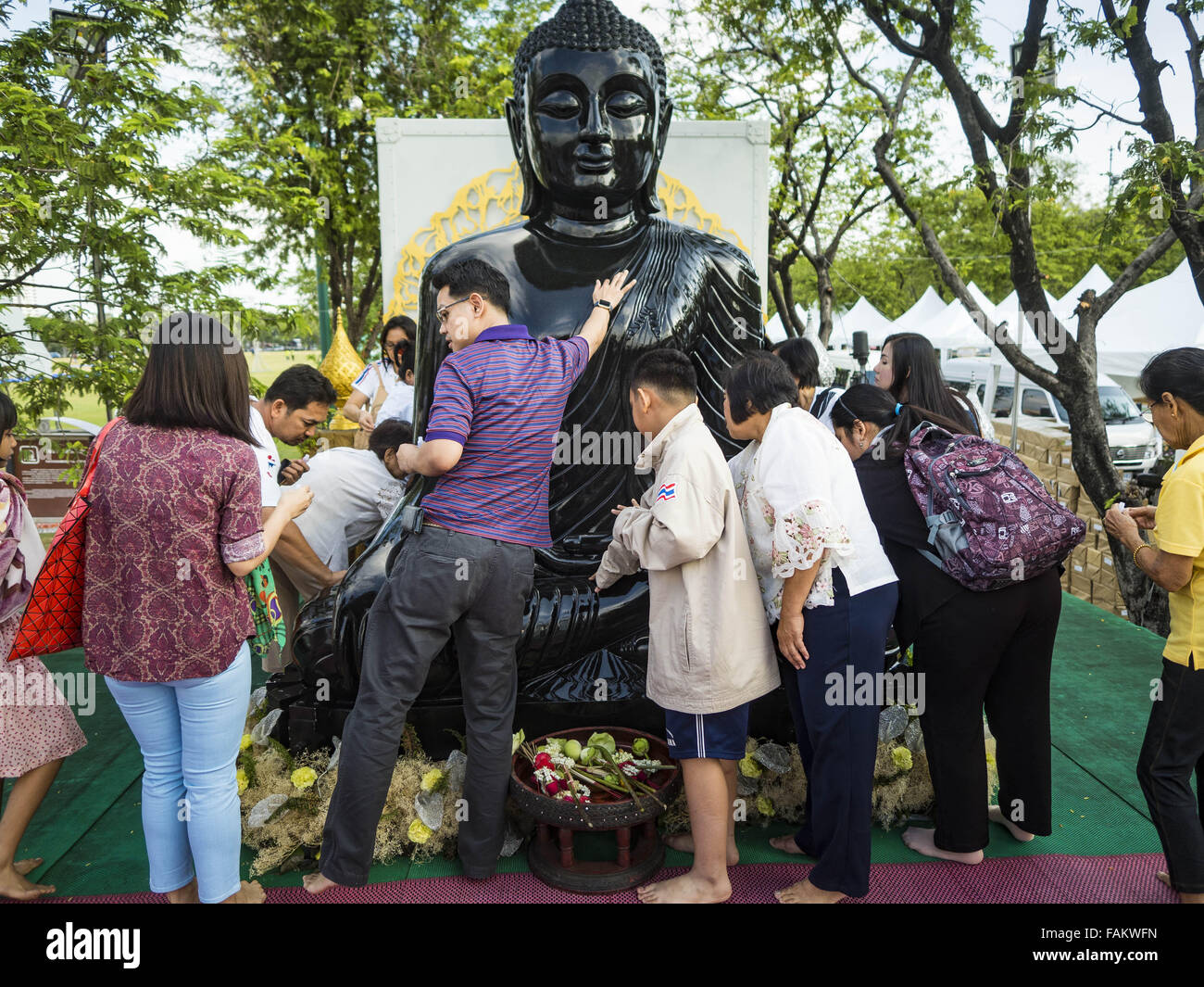 Bangkok, Bangkok, Thailandia. 1a gen, 2016. Persone rub una statua del Buddha per fortuna durante l annuale per l'anno nuovo pregio di massa rendendo cerimonia su a Sanam Luang in Bangkok. La cerimonia è sponsorizzato da Bangkok di governo della città. Più di 500 i monaci buddisti hanno partecipato alla cerimonia di quest'anno. Thais di solito andare ai templi e riti religiosi a meditare e a rendere merito a Capodanno. Credit: Jack Kurtz/ZUMA filo/Alamy Live News Foto Stock