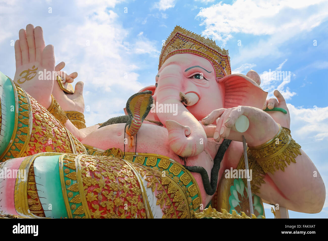 Si tratta di una grande statua di rosa di God-Ganesha ha dichiarato a un tempio pubblico in Prachinburi provincia della Thailandia. Ganesha è un Dio che ha el Foto Stock