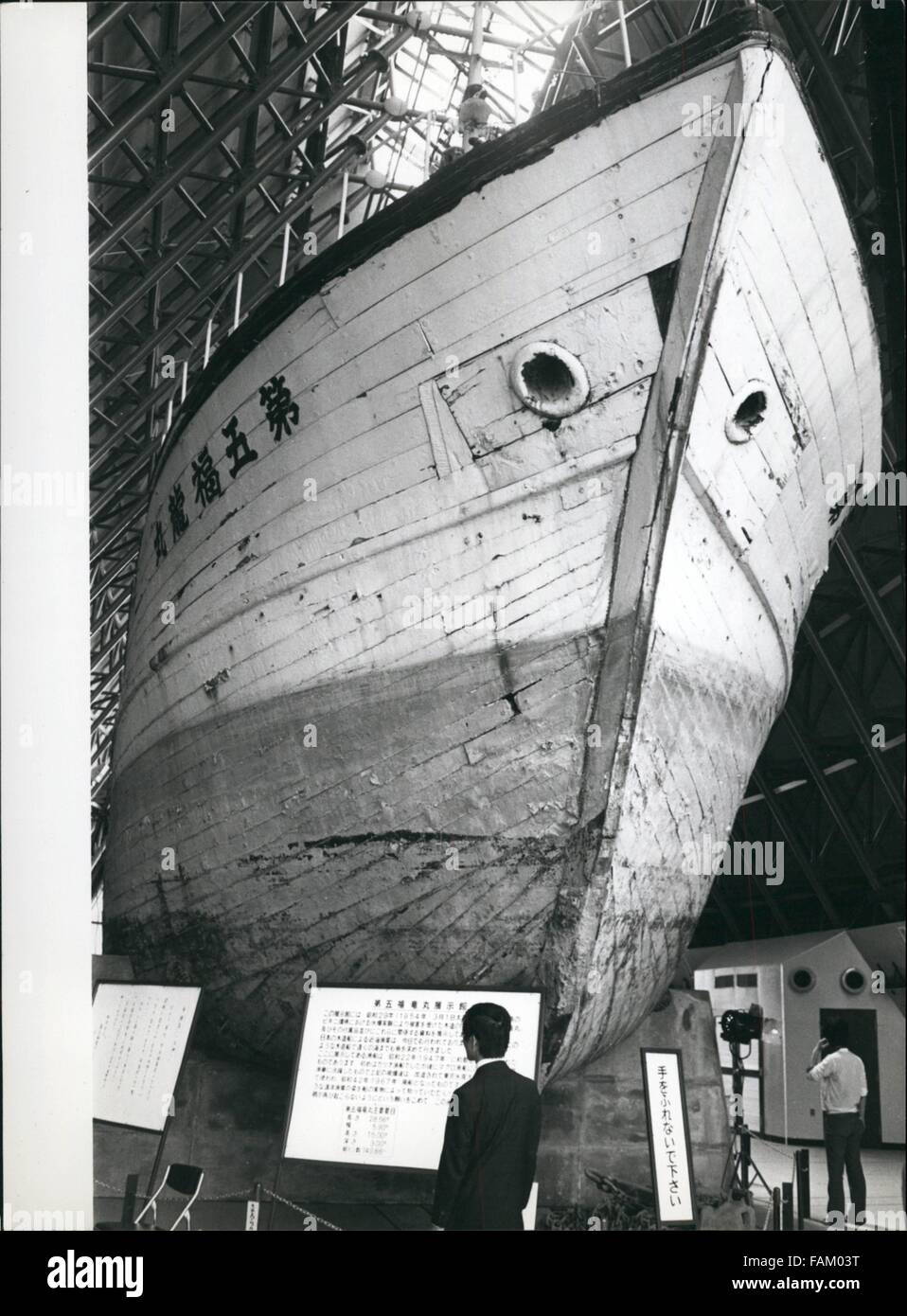 1962 - Barca da pesca inquinata da bomba Bikini Fall-Out un memoriale. Il Japanese fishing boat No5 Fukurya Maru (Lucky Dragon) che è stata esposta a fallout da una bomba ad idrogeno prova condotta dagli Stati Uniti in Bikini Atoll nel Pacifico 22 anni fa, è ora sul display in una sala per esposizioni costruito per ospitare dal governo metropolitano in Yumenoshima Park in Koro Ward di Tokya, dopo la barca aveva laiderelict per molti anni. Allo stesso tempo una lapide alla fine Aikichi Kuboyama, la barca è operatore radio che è morto all età di 40 dall'influenza della bomba di ceneri che Foto Stock