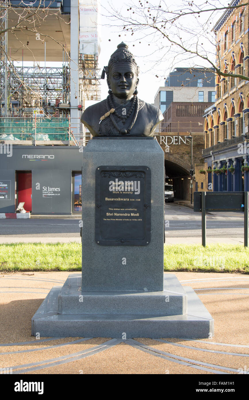 Statua del filosofo indiano del XII secolo Basaveshwara sulle rive del Tamigi a Lambeth, Londra, Inghilterra, Regno Unito Foto Stock