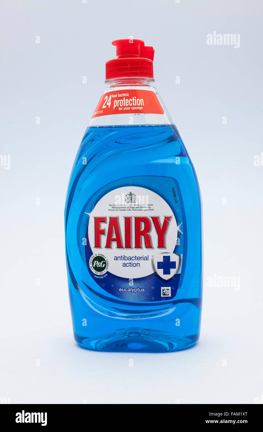 Bottiglia di eucalipto fata detersivo liquido su sfondo azzurro. Foto Stock