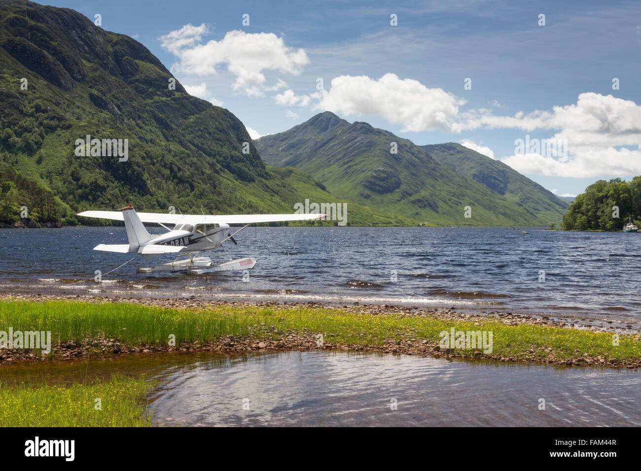 Un piccolo mare scalaria piano ormeggiato sul Loch Shiel. Foto Stock