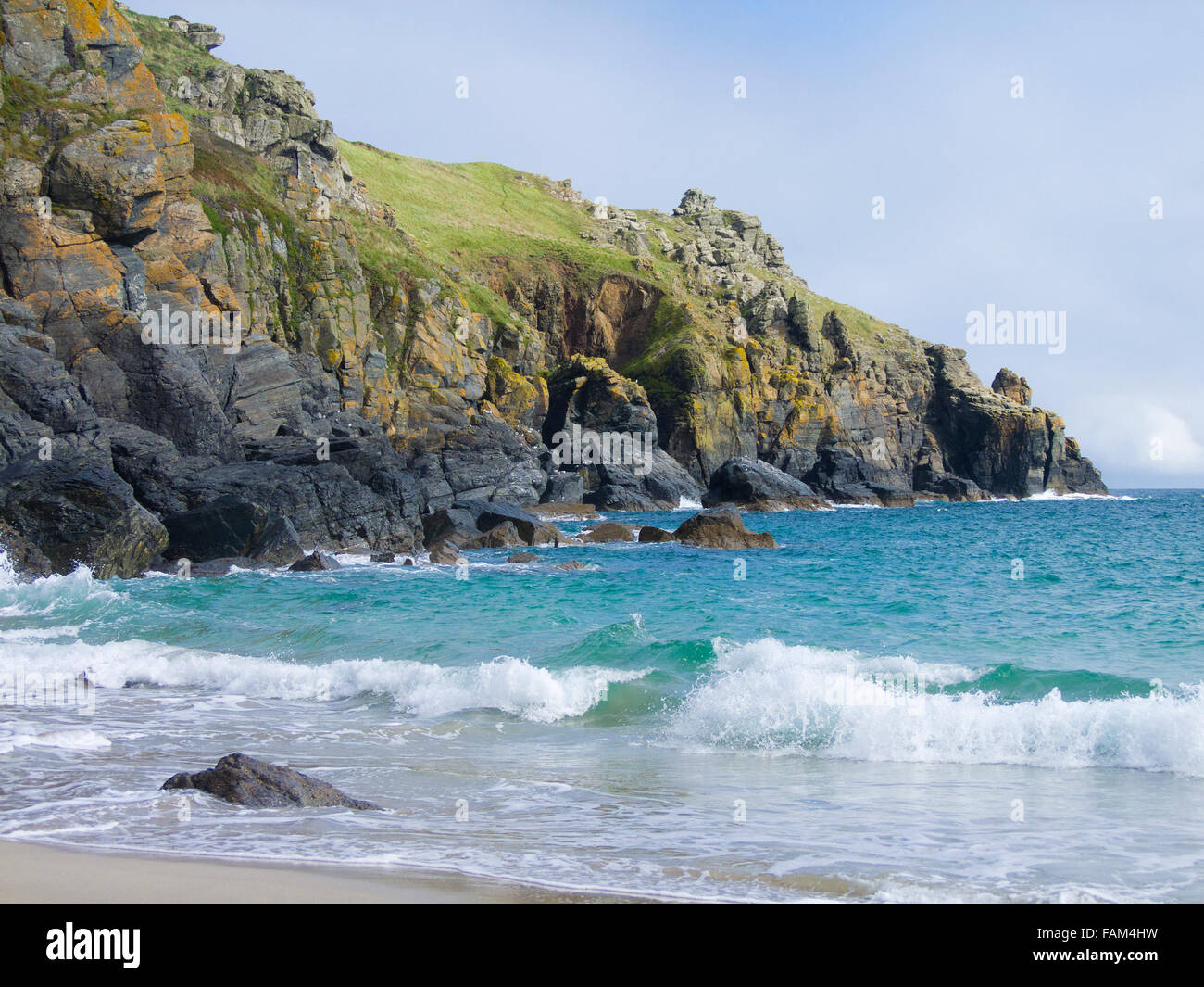 Housel Cove & Beach con penna Olver capezzagna, Housel Bay, penisola di Lizard, Cornwall, Inghilterra, Regno Unito in estate Foto Stock