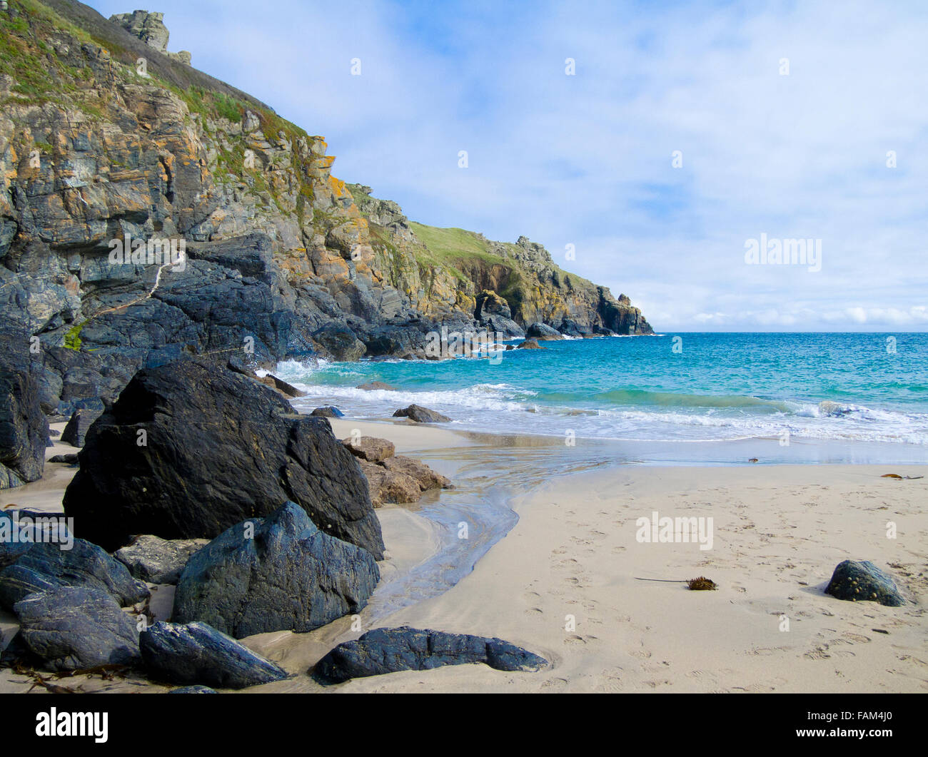 Housel Cove & Beach con penna Olver capezzagna, Housel Bay, penisola di Lizard, Cornwall, Inghilterra, Regno Unito in estate Foto Stock