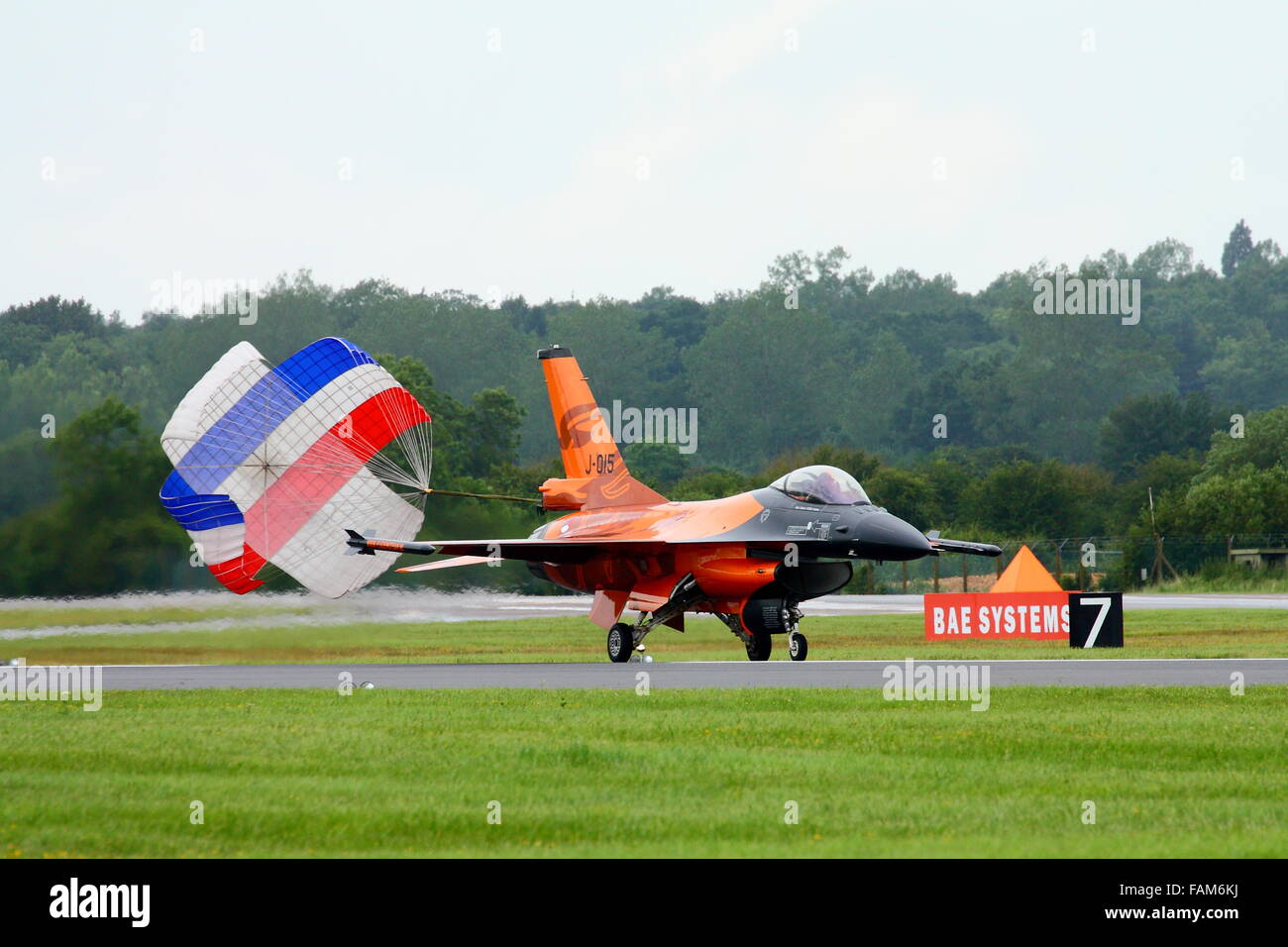 Un olandese F16 J-015 sbarco presso il Royal International Air Tattoo RIAT 2012 a Fairford con il paracadute aperto Foto Stock