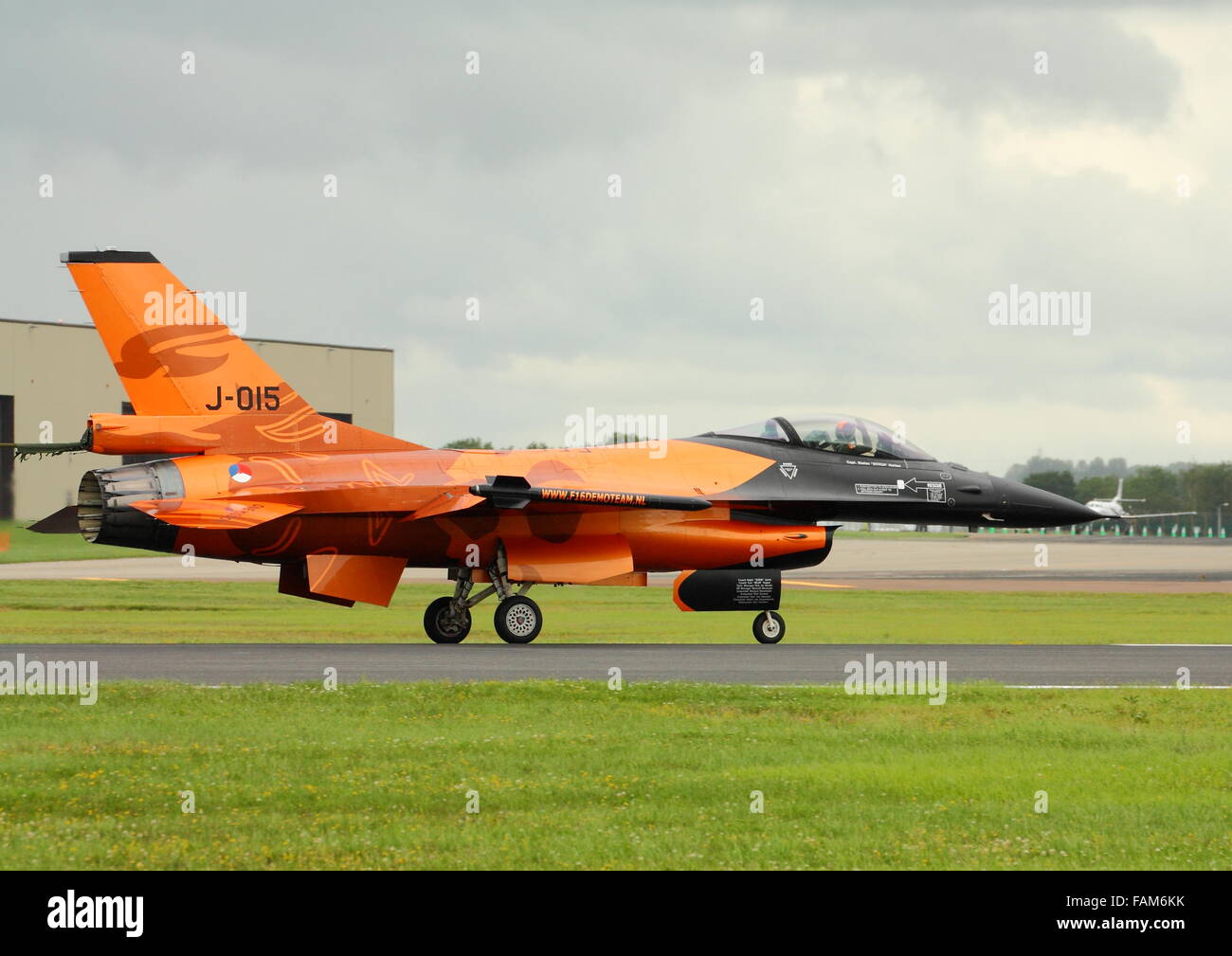 Un olandese F16 J-015 sbarco presso il Royal International Air Tattoo RIAT 2012 a Fairford con il paracadute aperto Foto Stock
