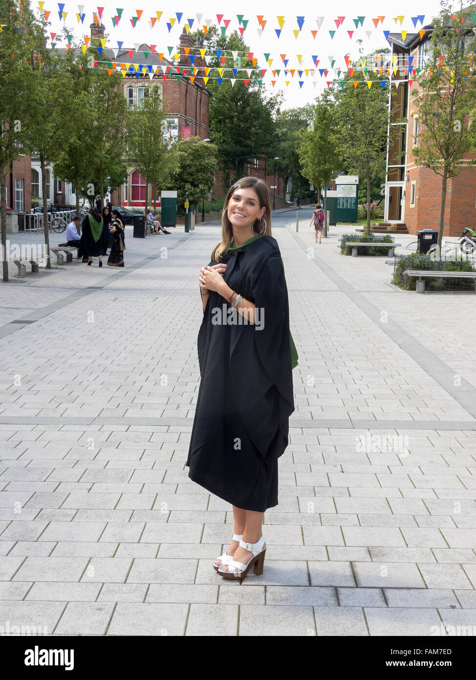 Un sorridente studente all Università di Leeds nel suo abito sul giorno di graduazione. Foto Stock