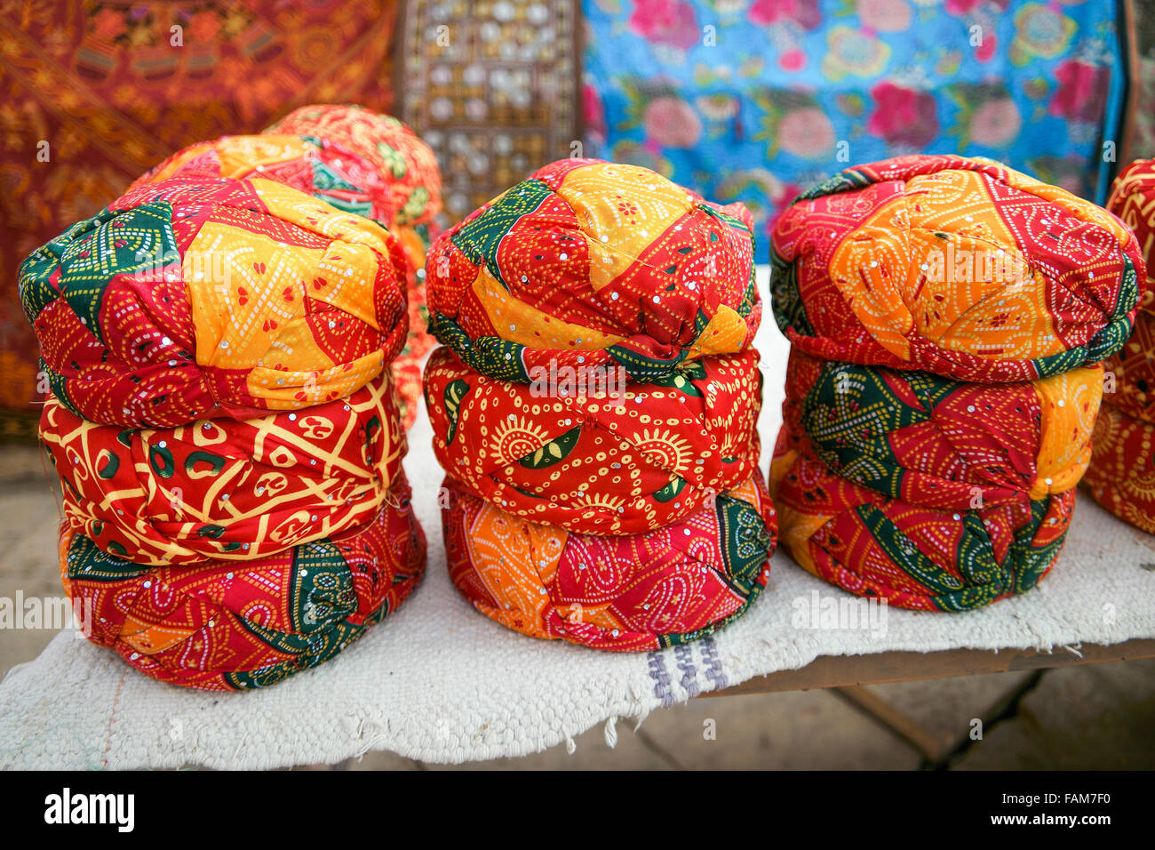 Colorata di Rajasthan etnica turbanti sul mercato a Jaisalmer fort, Rajasthan, India Foto Stock