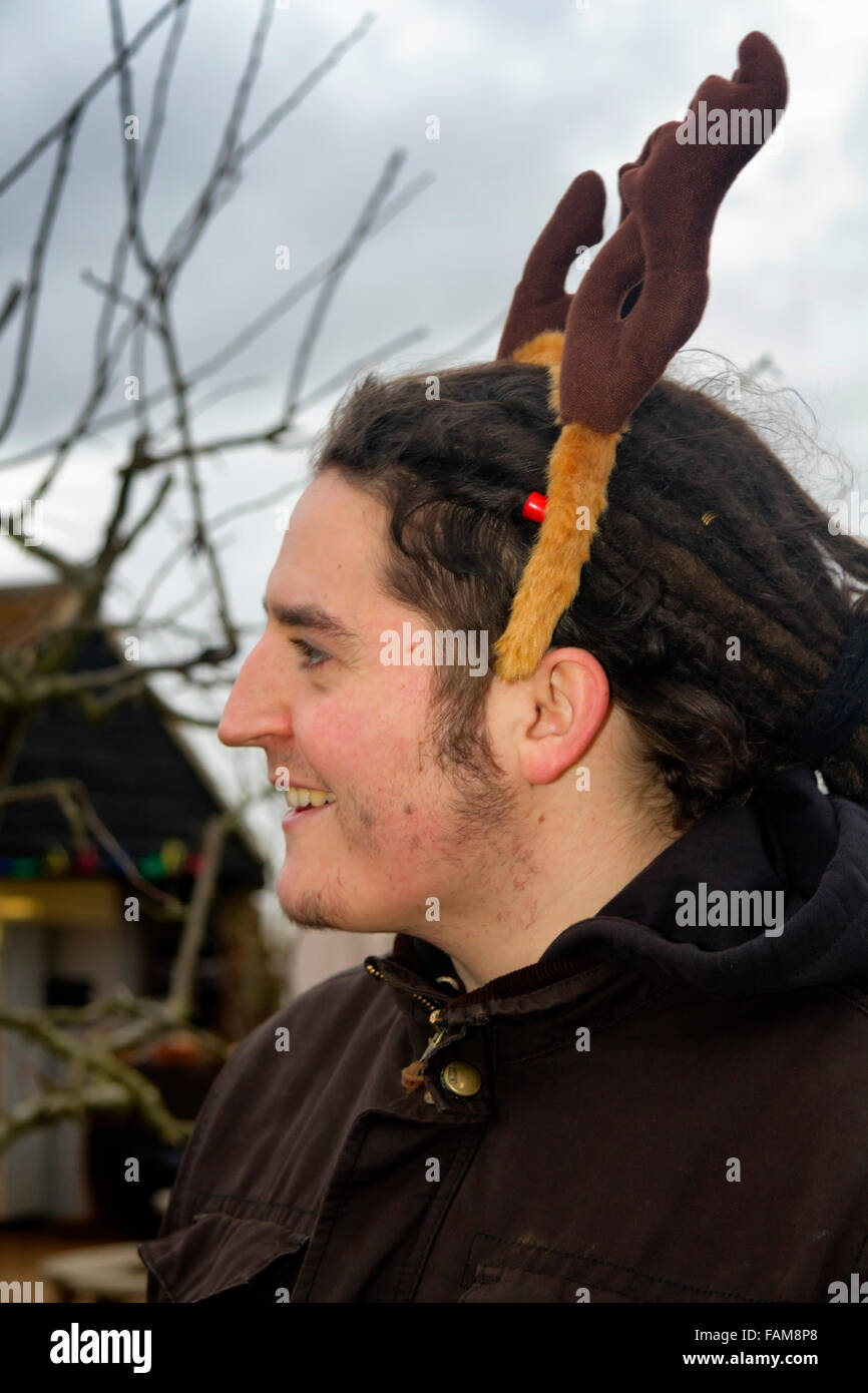 Uomo con dreadlocks indossando una decorativa natale renne palchi head band Foto Stock