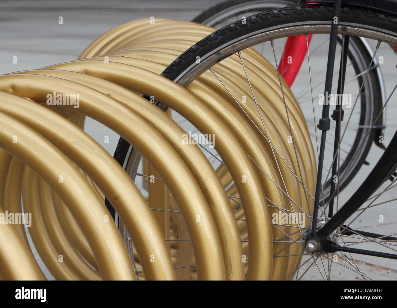 Golden bicicletta in acciaio per montaggio a rack urbano Closeup Foto Stock