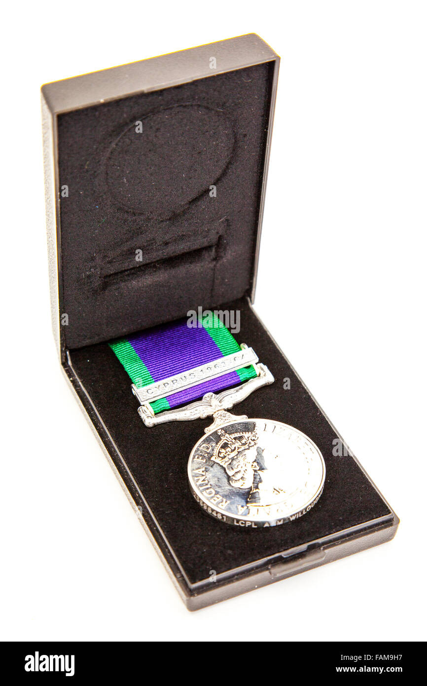 Servizio generale dell esercito medaglia medaglie Cipro ritaglio borchia di tagliare lo sfondo bianco isolato di spazio di copia Foto Stock