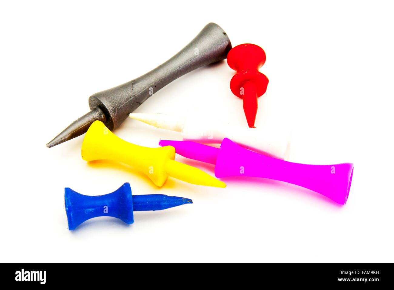 Golf tees tee golf vari colori taglie colori rinvio aids off intaglio tagliare lo sfondo bianco isolato di spazio di copia Foto Stock