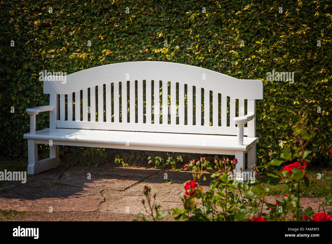 Immagine di un bianco panchina da giardino. Foto Stock