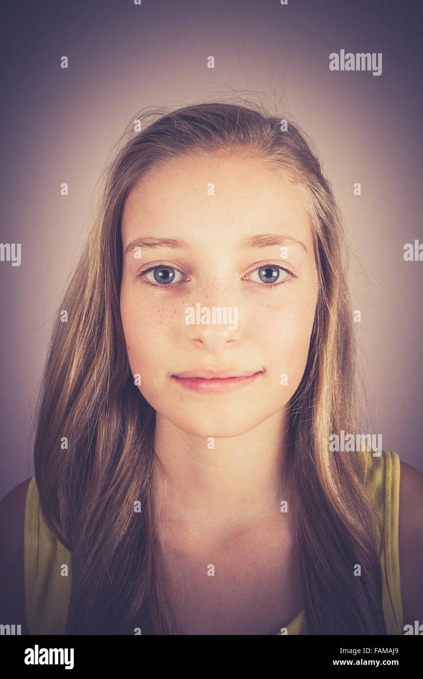 Ritratto di sorridente ragazza bionda, grano, effetto vintage, Old fashion Foto Stock