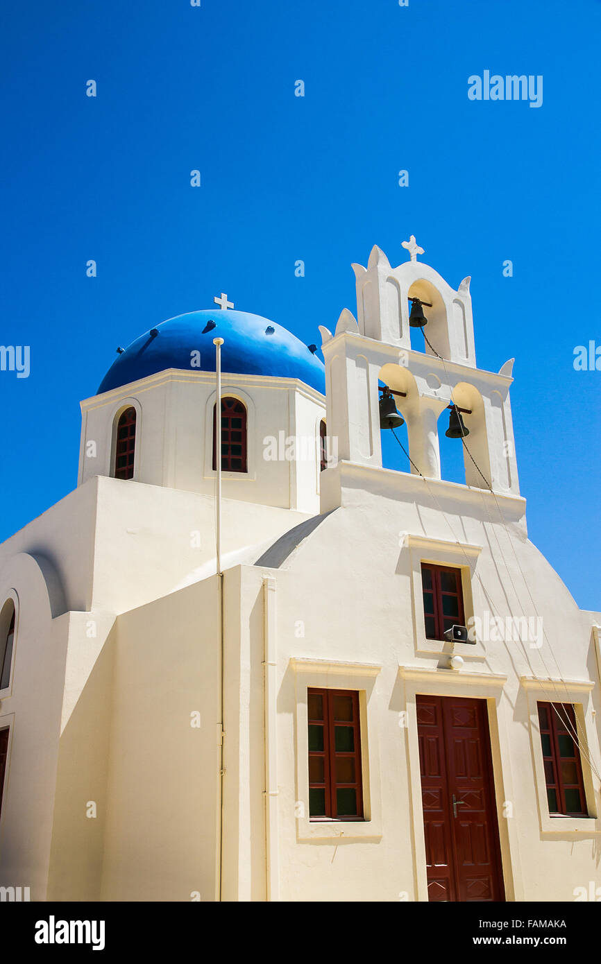 Blu Cupola della chiesa di Santorini, Grecia, verticale Foto Stock