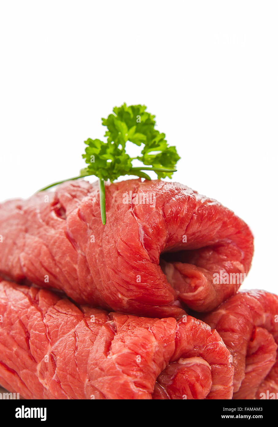 Tre materie involtini di carne di manzo isolato su bianco, vicino, soft focus Foto Stock