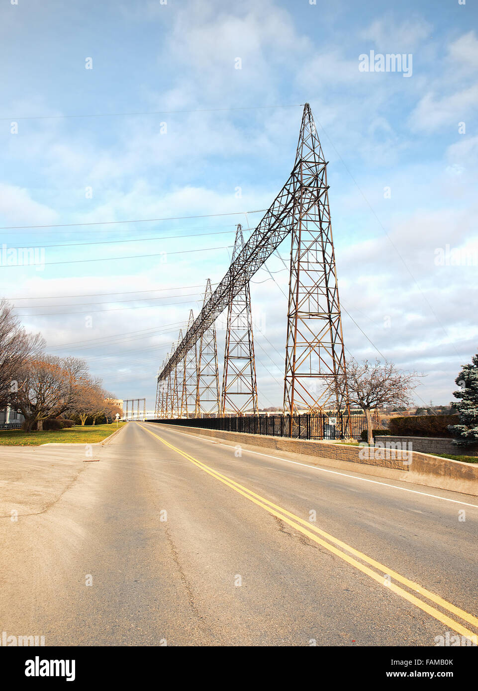 Le linee di alimentazione sul fiume Niagara Foto Stock