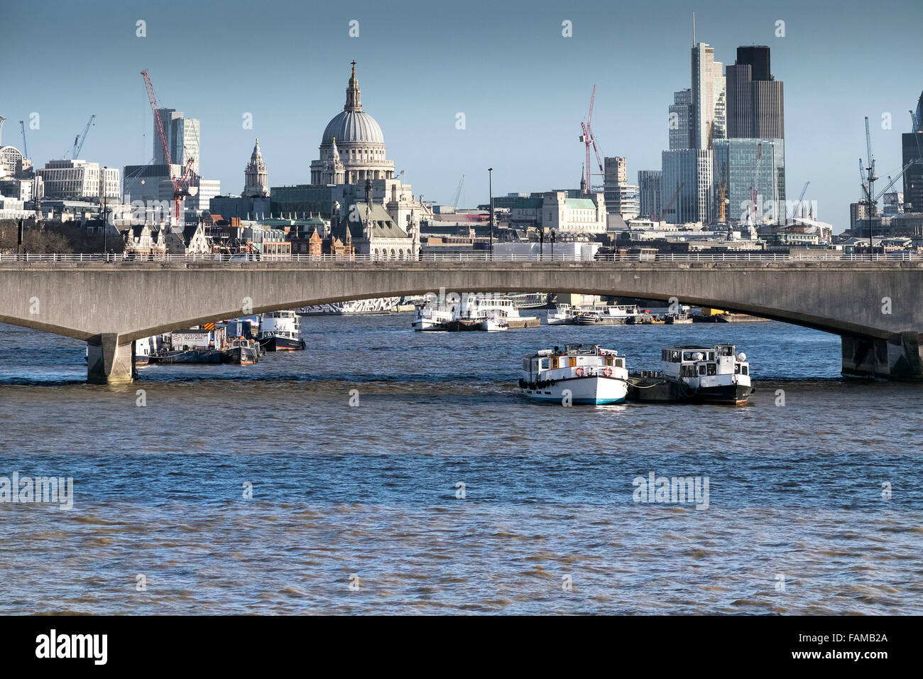 Waterloo Bridge sul fiume Tamigi a Londra. Foto Stock