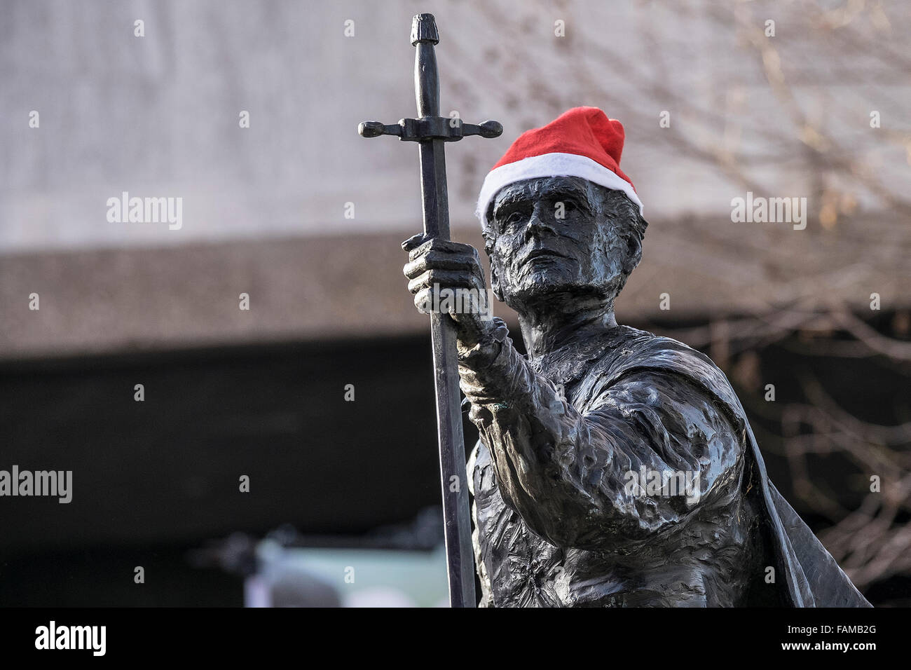 Un babbo natale hat posto sulla statua di Sir Laurence Olivier sulla South Bank di Londra. Foto Stock