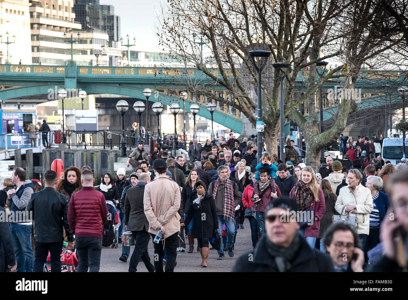 La folla sulla South Bank di Londra. Foto Stock