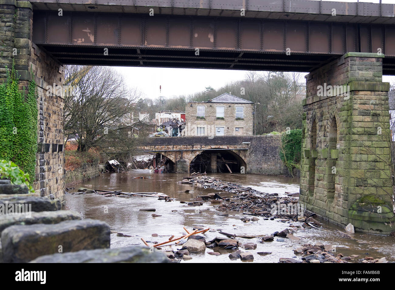 Summerseat, Lancs, Regno Unito. Il 1 gennaio 2016. Lavori di demolizione su 200 anno vecchio pub inizia dopo la tempesta frank provoca il parziale collasso dell'edificio nelle ultime settimane le inondazioni.Lancashire, Regno Unito. ©Neil Porter/Alamy vive News. Foto Stock