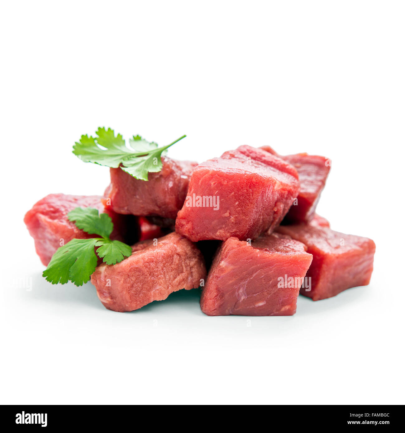Pila di succosa carne di manzo tagliato a cubetti, macro, soft focus Foto Stock
